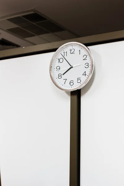 Reloj blanco en la pared — Foto de Stock