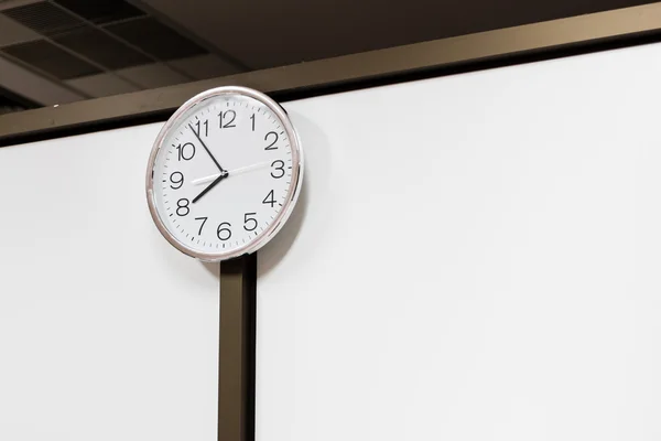 Reloj blanco en la pared — Foto de Stock