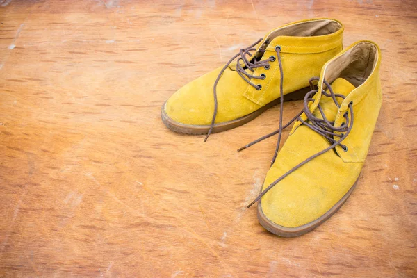 Oranžové boty na dřevěnou podlahu — Stock fotografie