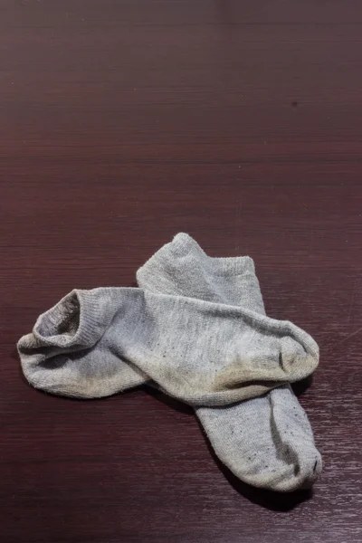 Piszkos zokni a padlón — Stock Fotó
