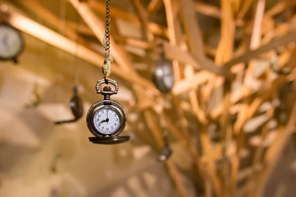 Colgando viejo reloj — Foto de Stock