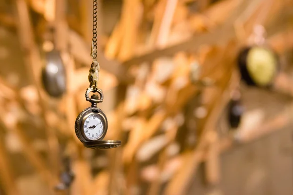 Colgando viejo reloj — Foto de Stock
