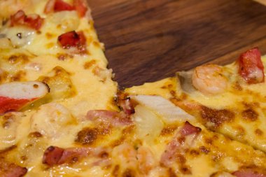 ahşap plaka üzerinde pizza