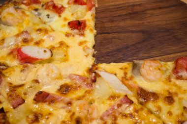 ahşap plaka üzerinde pizza