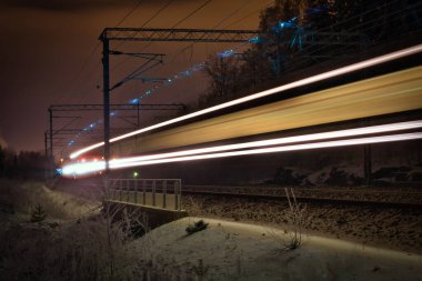 Elektrikli tren gece çalışır..