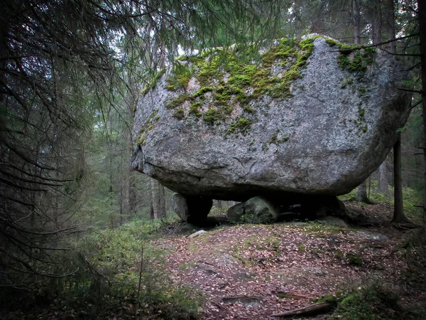 Uma Pedra Gigante Jaz Cima Pequenas Pedras — Fotografia de Stock