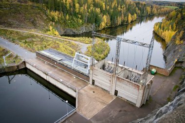 Hidroelektrik santrali. Arka planda sonbahar kırsalında.