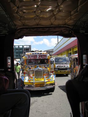 Tacloban. Leyte. Filipinler. 16 Mart 2013. Jipler el yapımıdır ve çok kişisel görünümlüdür. Jeepney 'in açık arka kapısından bak..