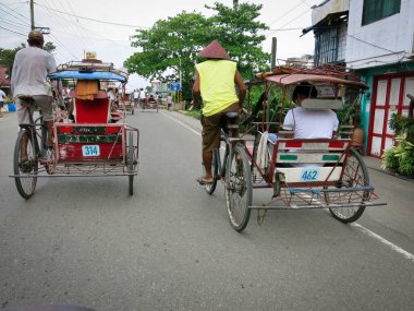 Tacloban City, Leyte, Filipinler. 10 Ekim 2013. Filipinler 'de bir sürü çekçek var. Bunlara pedicap diyorlar. Tropikal iklimde yoğun çalışma.