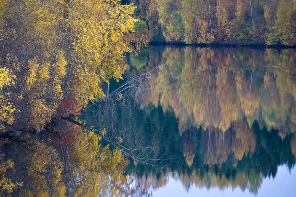 Πολύχρωμο Φθινοπωρινό Τοπίο Δίπλα Στο Ποτάμι Ήρεμο Ποτάμι Είναι Σαν — Φωτογραφία Αρχείου