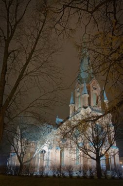 Akşam ışığında eski tuğla kilise. Aralık gecesindeyiz..