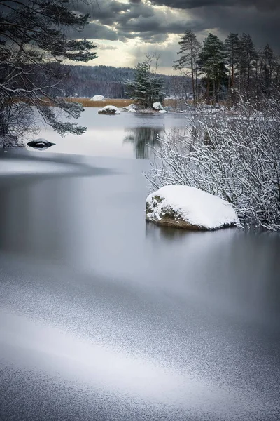 Dia Novembro Escuro Lago Apenas Neve Chuvosa Adorna Paisagem — Fotografia de Stock