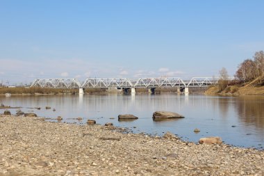 Köprü nehrin üzerinde