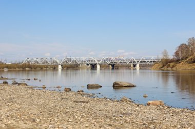 Köprü nehrin üzerinde