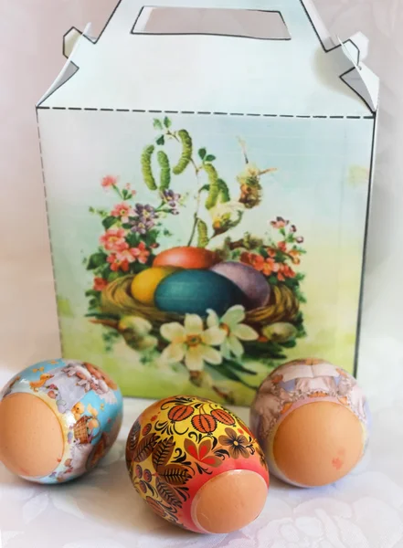 Пасхальные украшения и окрашенные яйца — стоковое фото