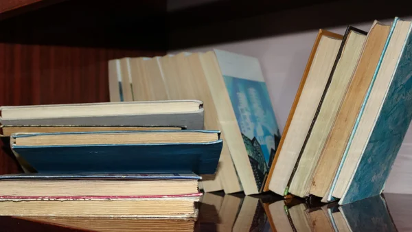 Halom könyvek a polcon — Stock Fotó