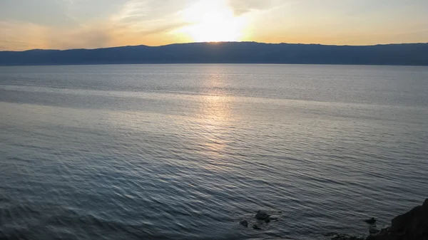 Solnedgång på lake Baikal — Stockfoto