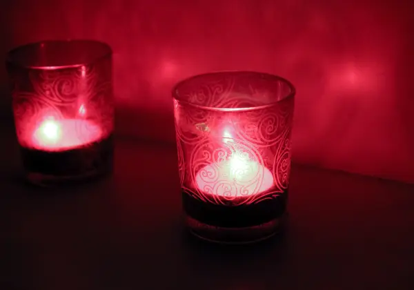 Velas en los candelabros rojos — Foto de Stock