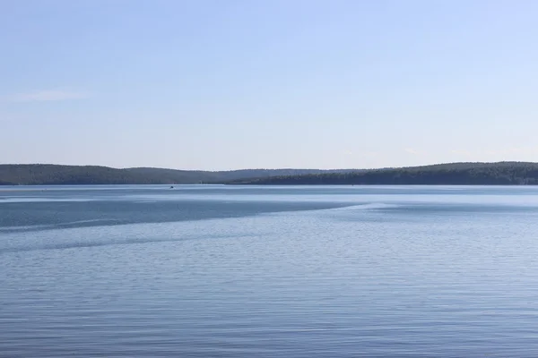 Increspature su una superficie liscia dell'acqua del golfo — Foto Stock