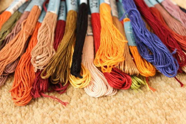Çok renkli iplik ipi