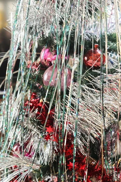 Tinsel em uma árvore de Ano Novo — Fotografia de Stock