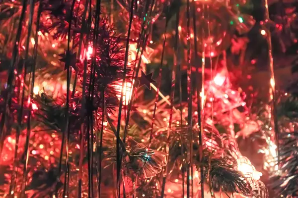 Λαμπερά στολίδια χριστουγεννιάτικου δέντρου — Φωτογραφία Αρχείου