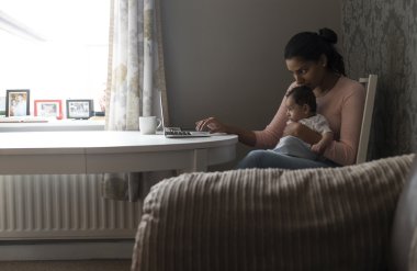 Bebek ve anne çoklu görev iş