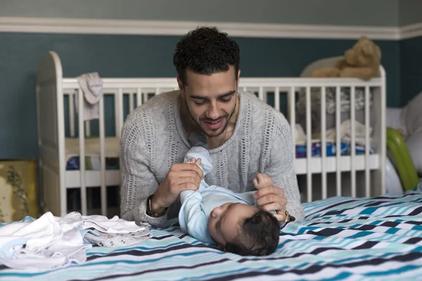 Jeune père jouant avec son fils — Photo