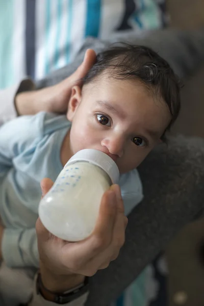 Baby fles tijd — Stockfoto