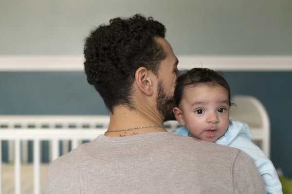 Knuffels met papa — Stockfoto