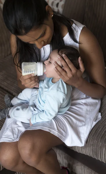 Baby utfodring tid — Stockfoto