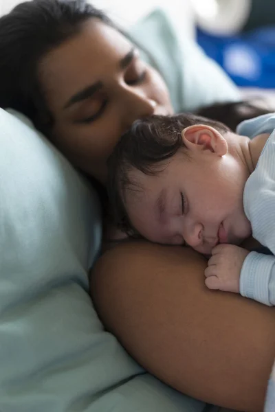 Schläfrige Zeit mit Mumie — Stockfoto