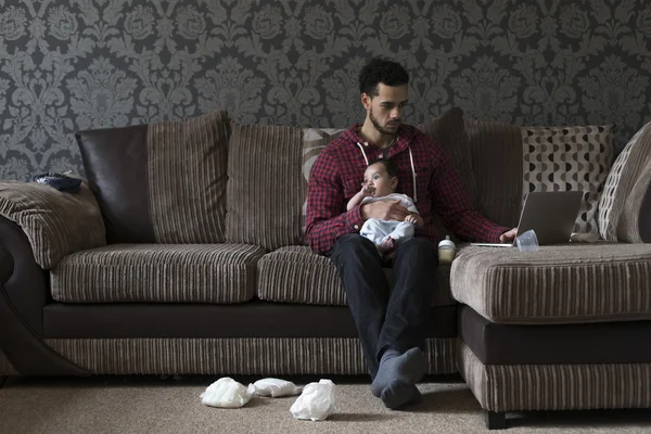 Padre multi-tasking lavoro e figlio — Foto Stock