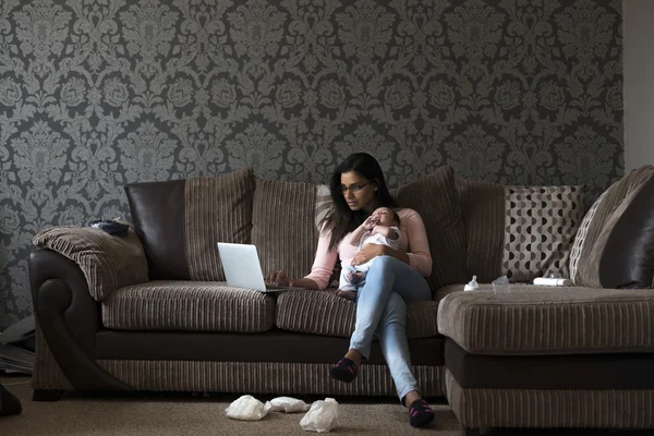 Mãe multi-tarefa trabalho e filho — Fotografia de Stock