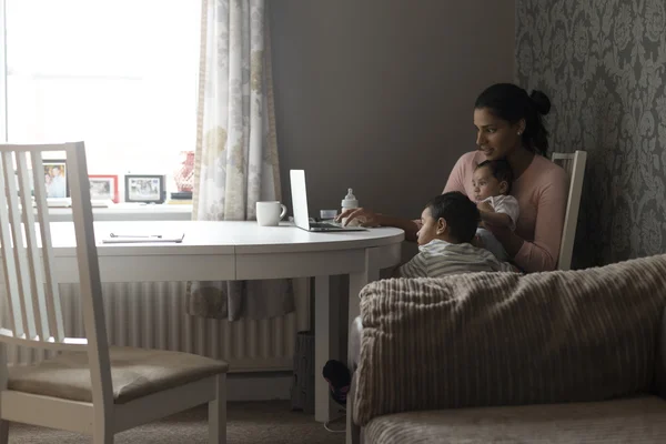 Assistir desenhos animados no laptop mães — Fotografia de Stock