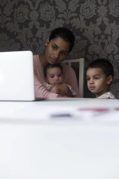 Anneler laptop çizgi film izlerken — Stok fotoğraf