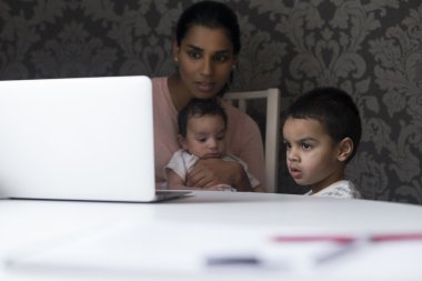 Anneler laptop çizgi film izlerken