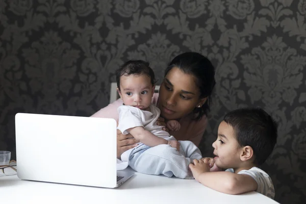 Ver dibujos animados en la computadora portátil de las mamás — Foto de Stock