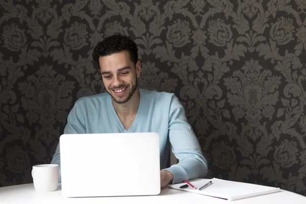 Homem feliz usando um laptop — Fotografia de Stock