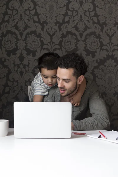 Ajudando papai com internet banking — Fotografia de Stock