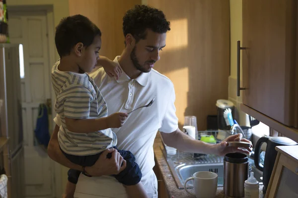 Aiutare papà a fare il tè — Foto Stock