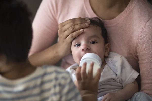 Baby-Bruder füttern — Stockfoto