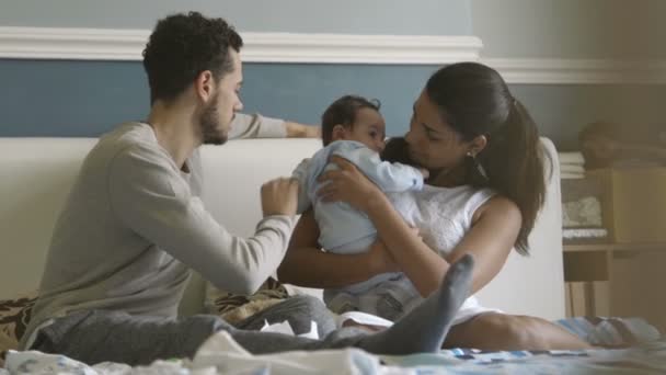Cuddles com mamãe e papai — Vídeo de Stock