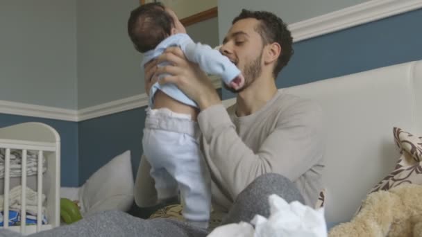 Cuddles com papai — Vídeo de Stock