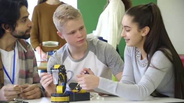 Estudiantes construyendo un brazo robótico — Vídeos de Stock