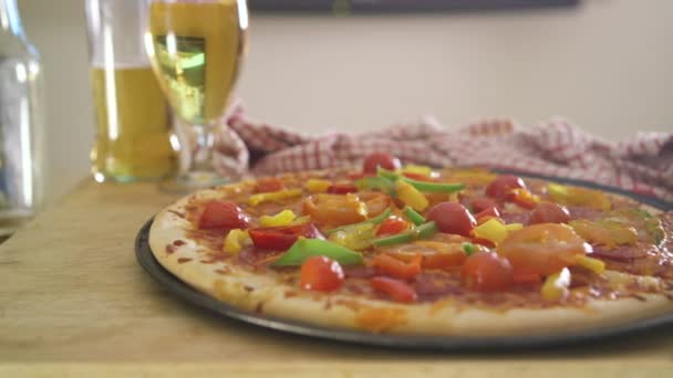Піца, пиво і телевізор — стокове відео