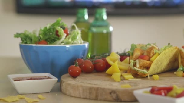 Cerveja, tacos e TV — Vídeo de Stock