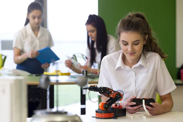 Nastoletnie dziewczyny pracującej na ramieniu robota — Zdjęcie stockowe