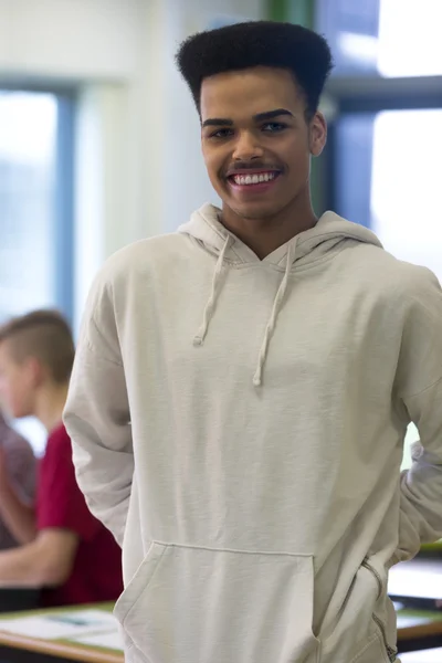 Porträt eines Schülers im Klassenzimmer — Stockfoto