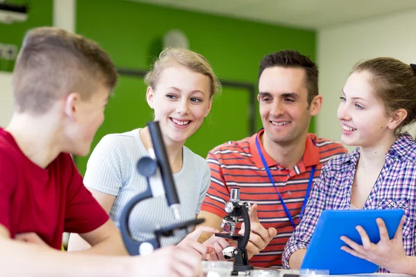 Experimenting with Microscopes in a Science Lesson — Stock Photo, Image